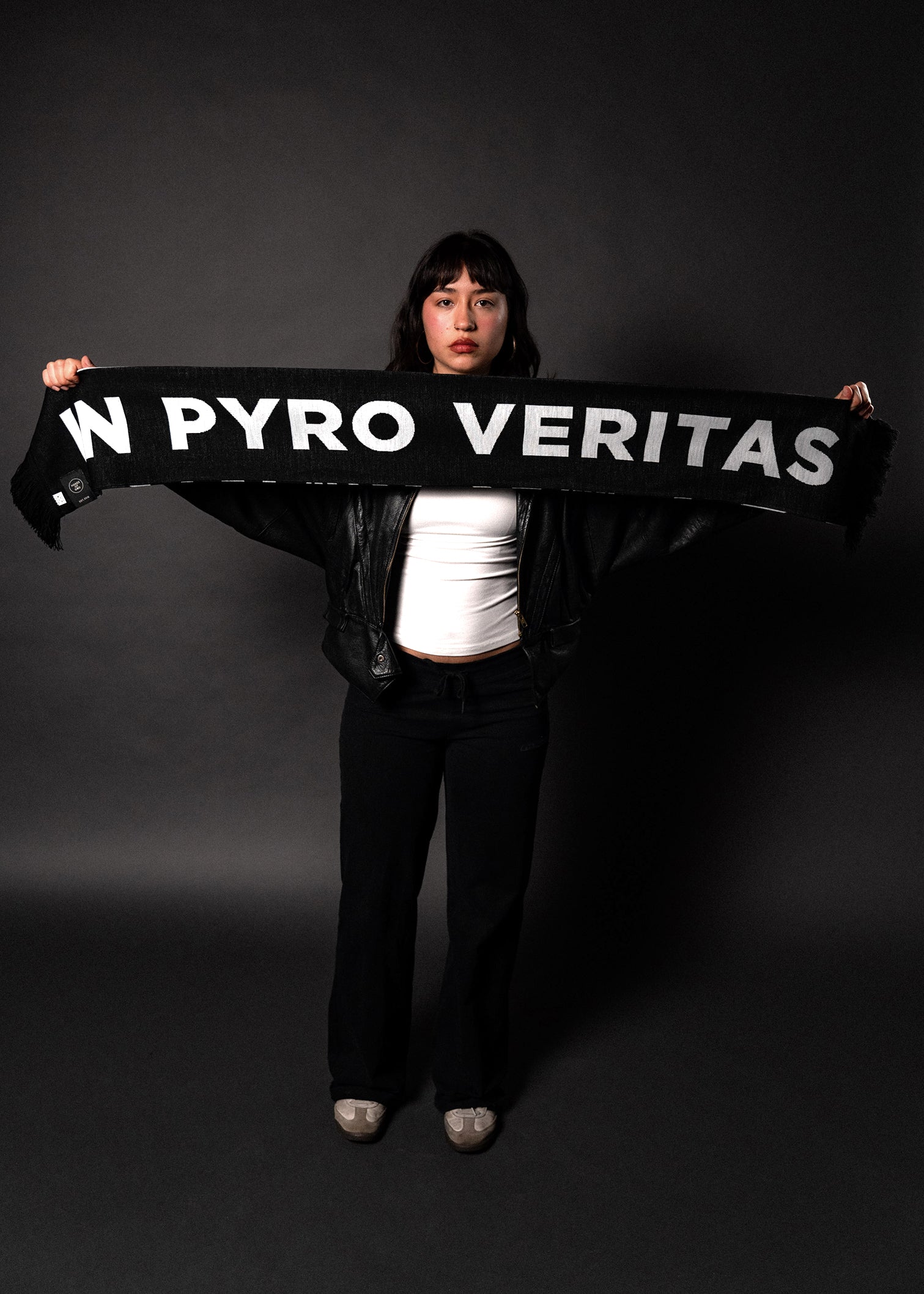 hands-of-god-pyro-schal-in-pyro-veritas-fanschal-schwarz-wei image 2