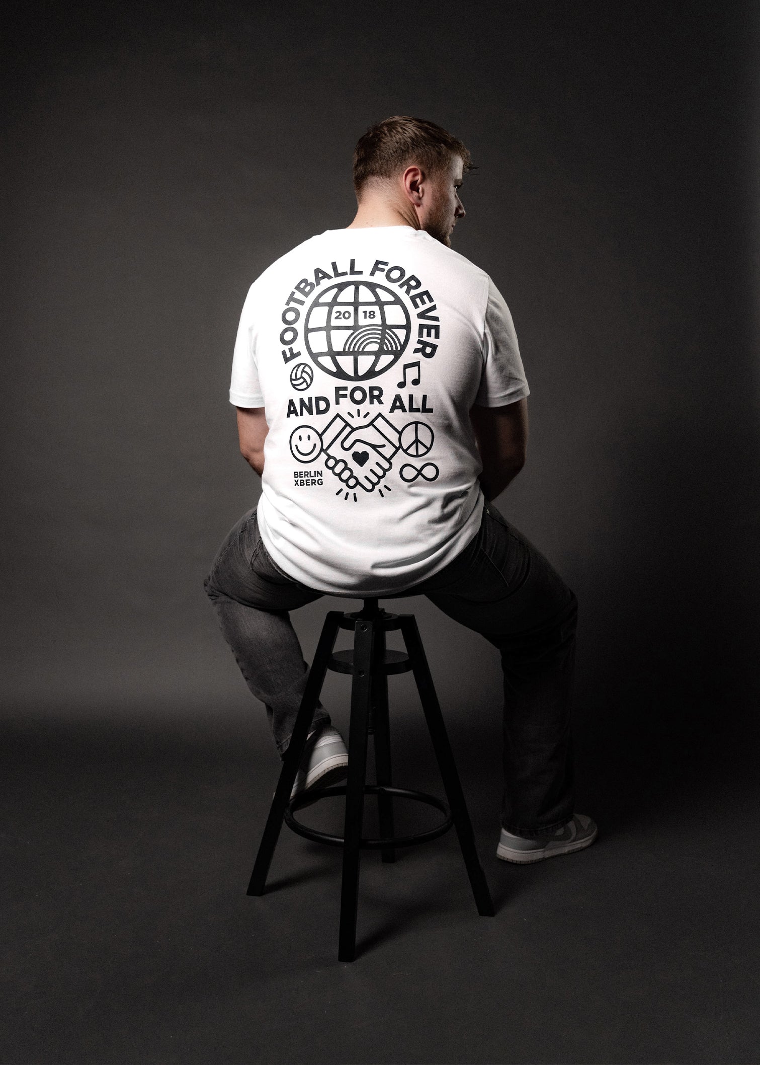 hands-of-god-forever-shirt-fussball-weiss-oversize-rueckenprint image 4