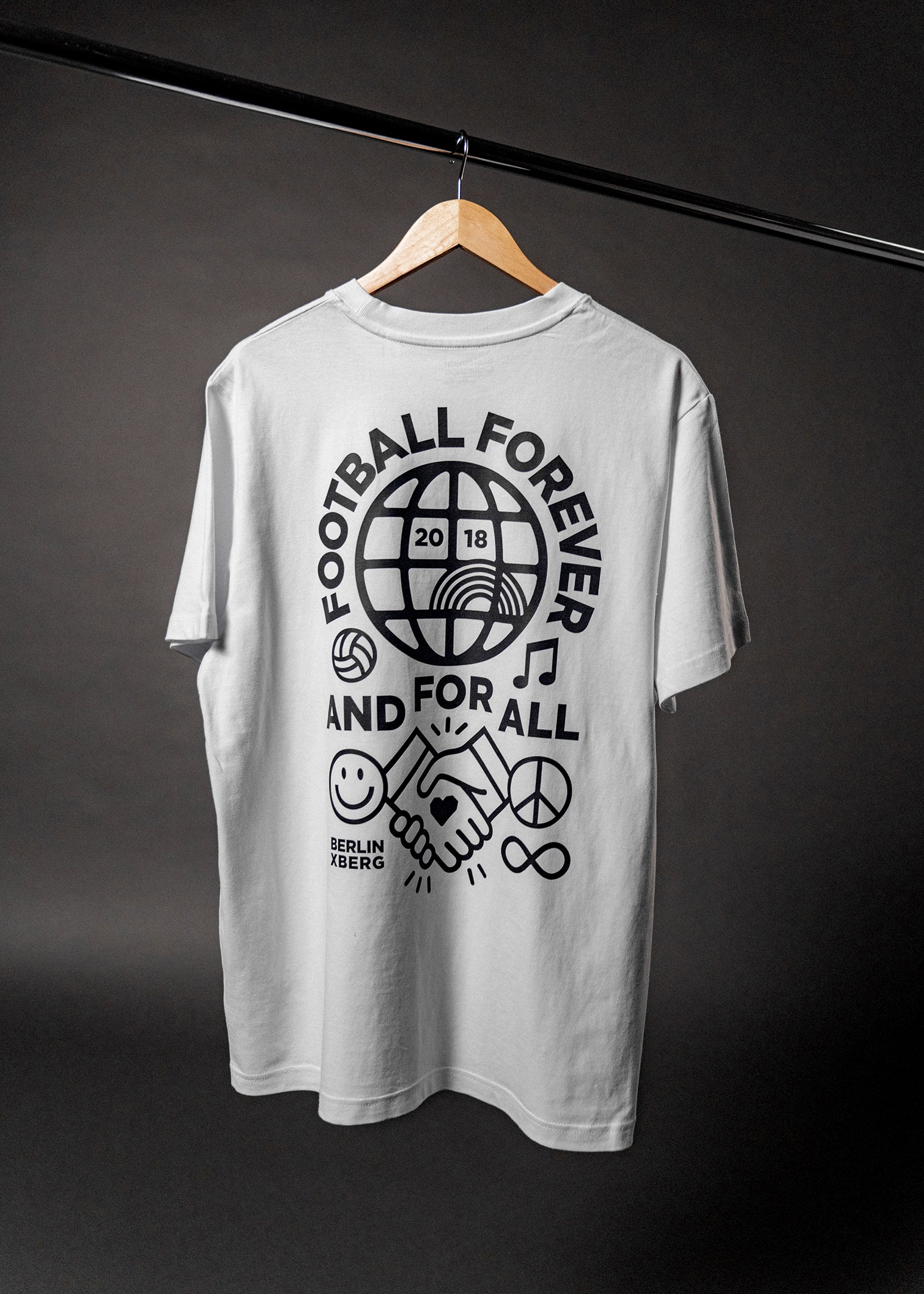 hands-of-god-forever-shirt-fussball-weiss-oversize-rueckenprint image 3