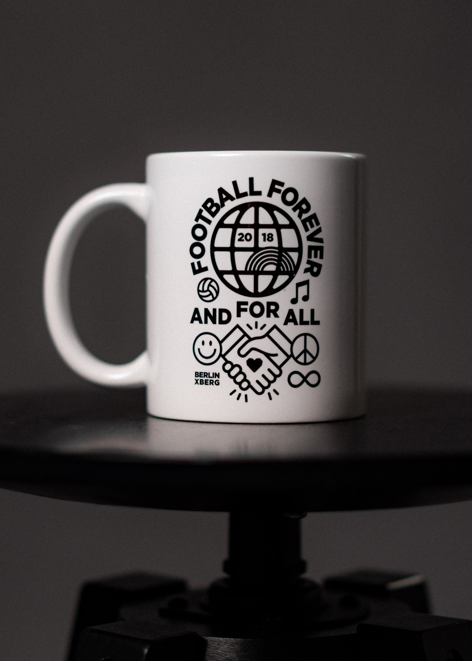 hands-of-god-tassen-forever-tasse-wei-football image 1