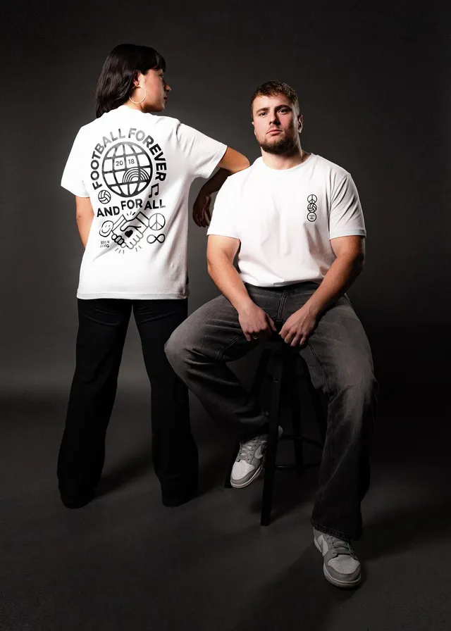 hands-of-god-forever-shirt-fussball-weiss-oversize-rueckenprint image 1