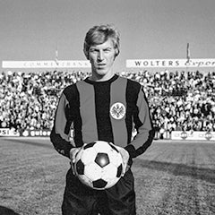 copa-classic-frankfurt-1971-72-retro-fu-balltrikot-rot-schwarz image 7