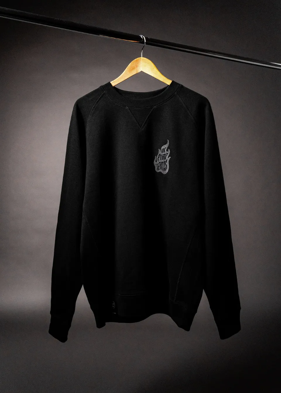 hands-of-god-pyro-crewneck-schwarz-bio-baumwolle image 1