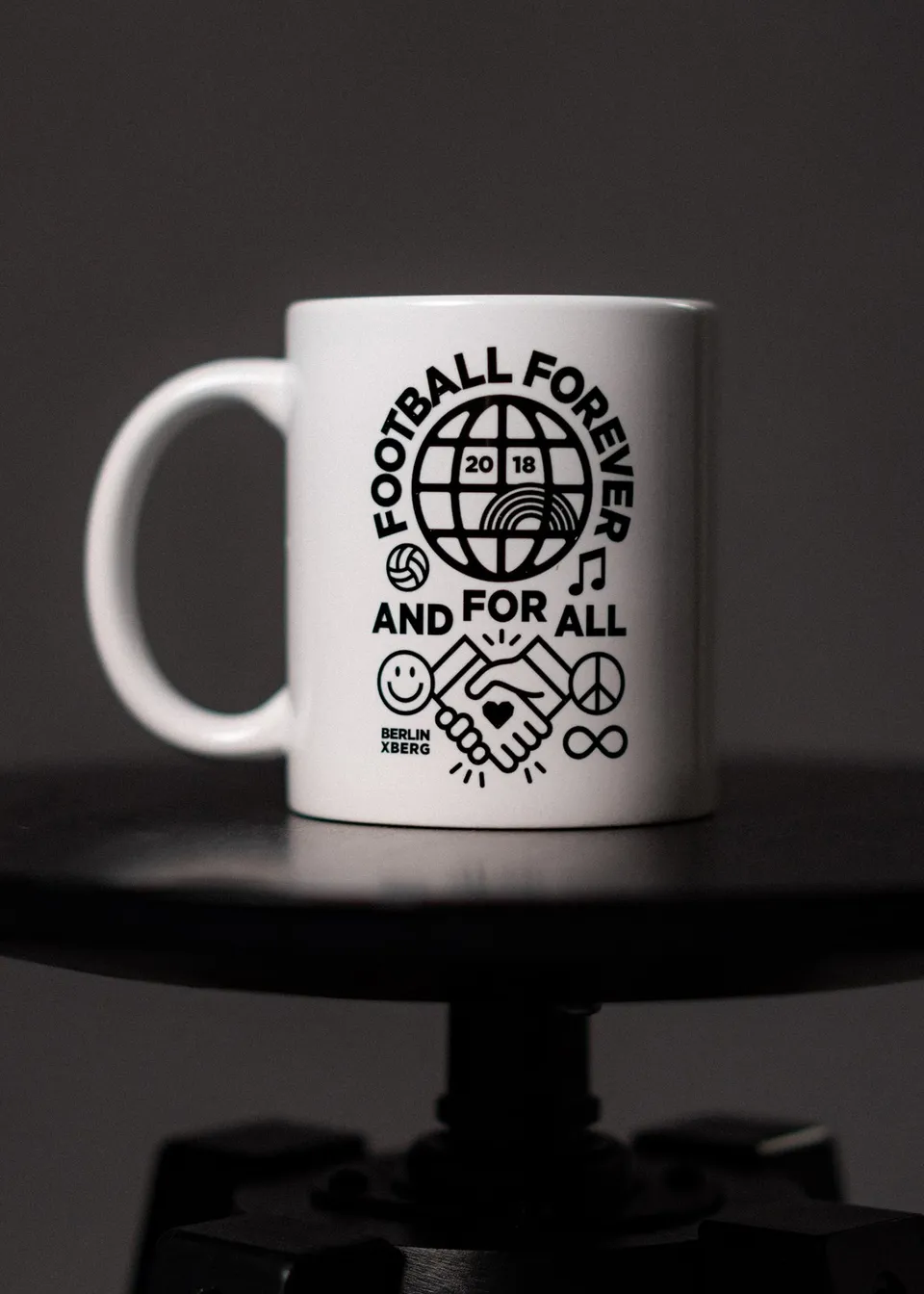 hands-of-god-tassen-forever-tasse-wei-football image 1