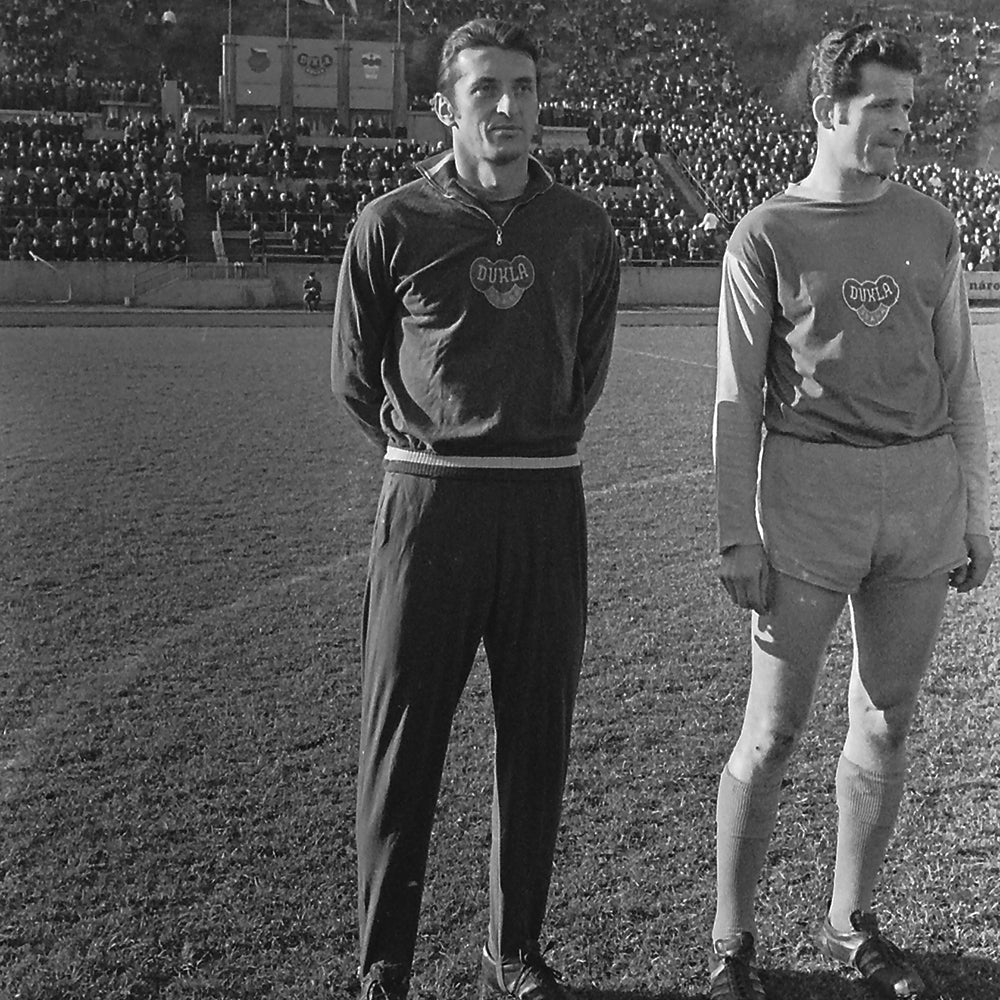 copa-classic-dukla-prag-1968-retro-pullover-rot image 2
